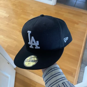New era keps - LA new era keps. Storlek 60,6cm Bara testat en gång men den var för stor för mig. Nypris 599 kr Ska du vara riktigt laidback grisch så är det här perfekta kepsen för dig