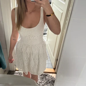 Student klänning - Spetsklänning som passar perfekt till studenten. Storlek S, resår i midjan som ger stretch o ger en fin struktur. 