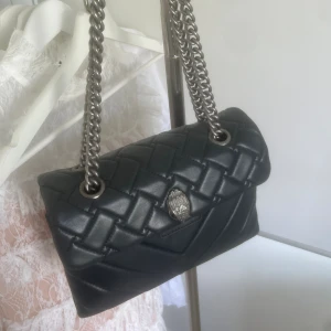 Kurt Geiger väska  - Så fin och praktiskt väska från Kurt Geiger. Har lite slitningar och fågeln saknar ett öga därav priset! Skriv privat för fler frågor 💕