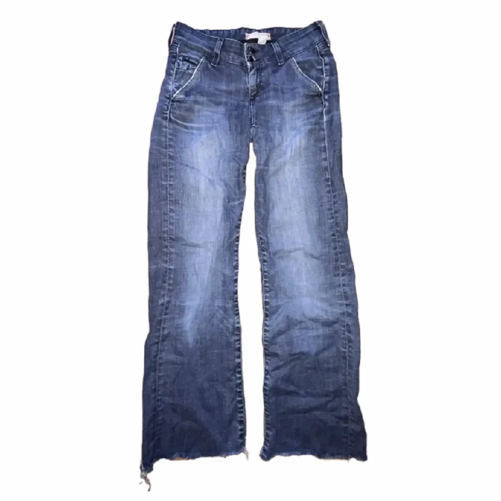 Lågmidjade jeans med dubbla knappar på framsidan och snygga bakfickor🎀 Innerbenslängd: 75 cm - Midjemått tvärs över: 36 cm - Pris är diskuterbart ‼️. Jeans & Byxor.