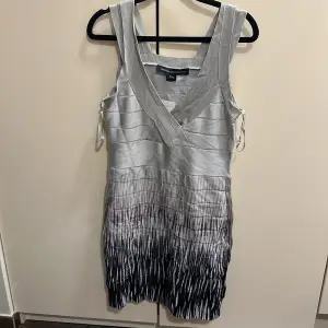 Säljer denna helt oanvända gråa bandage klänning från french connection med mönster längst ner i storlek 42, pris går att diskutera vid snabb affär!