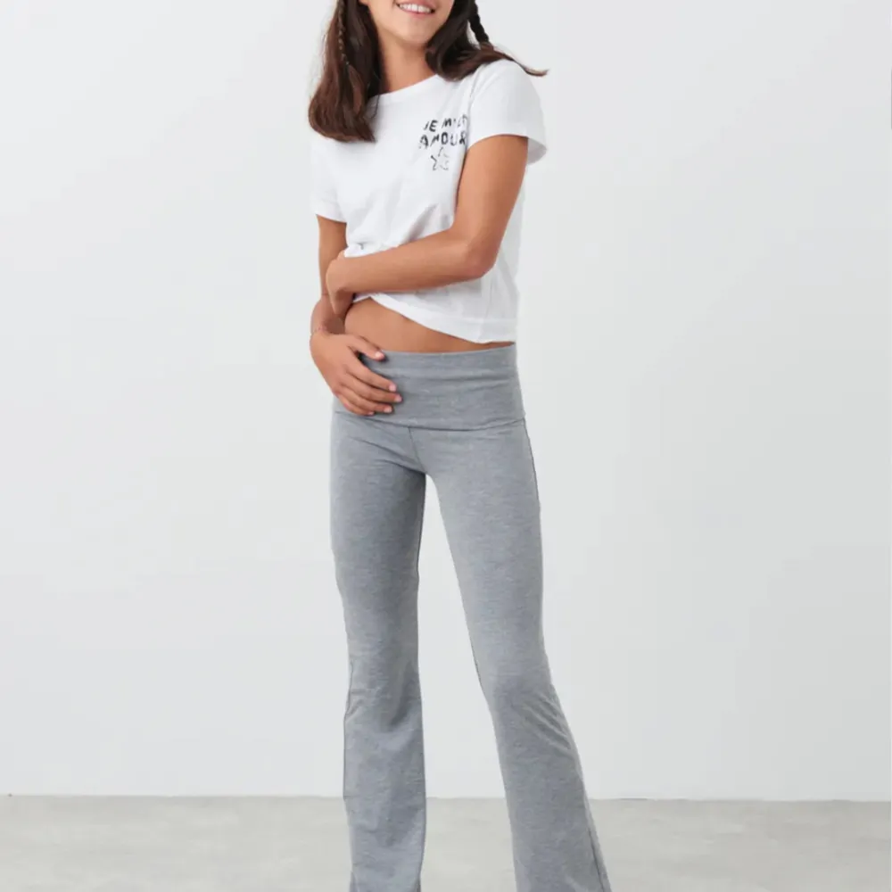 Gråa yoga pants från Gina, inte så mycket andvända. Är för små för mig . Jeans & Byxor.
