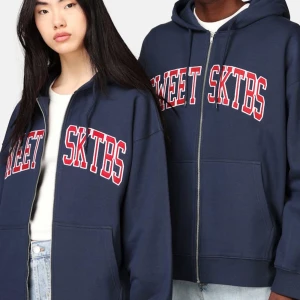 SWEET SKTBS Zip hoodie med avslappnad passform - Inköpt vinter 2023, aldrig använd, endast provad 1 gång, säljes pågrund av fel storlek  Orginalpris 899 kr