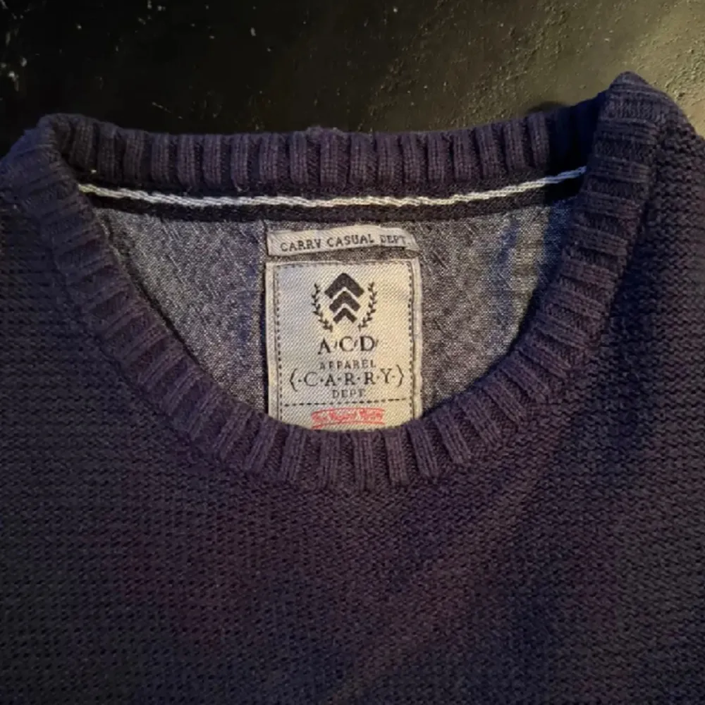 Säljer denna blåa tröja från A.C.D apparel. Storleken är L men passformen skulle bäst passa M. . Hoodies.