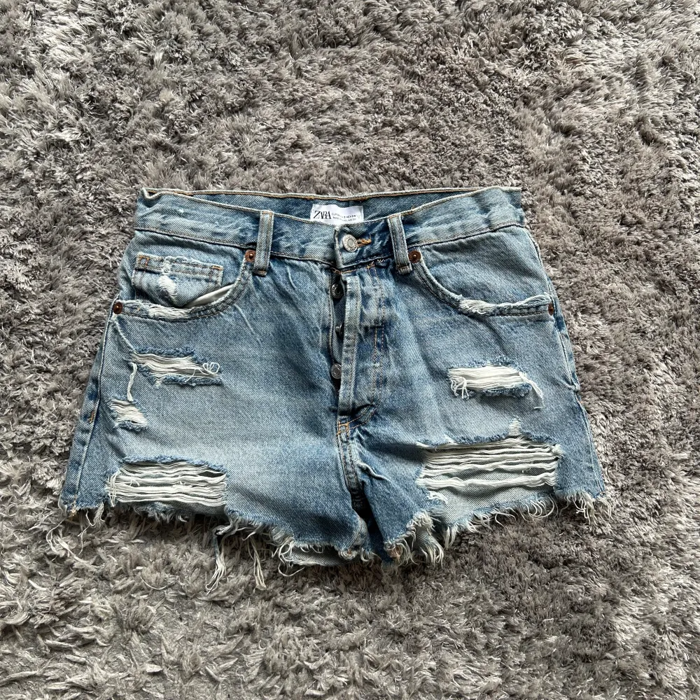 Så snygga jeans shorts från Zara😍Använda en gång! Storlek 34. 180kr+frakt. Skriv vid intresse eller frågor!❤️❤️. Shorts.