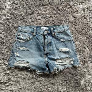 Så snygga jeans shorts från Zara😍Använda en gång! Storlek 34. 180kr+frakt. Skriv vid intresse eller frågor!❤️❤️