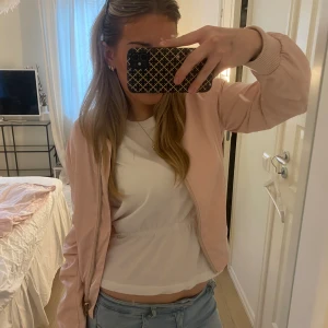 bomberjacka/vårjacka  -  INTRESSEKOLL på  denna vårjacka i en så så fin rosa färg, från cherry koko i storlek L men skulle säga att den sitter som en XS-M💓 