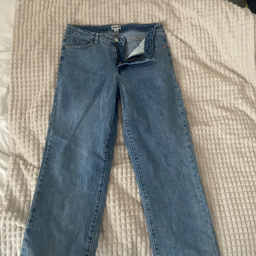 FRAKT INGÅR!! Säljer dessa superfina ljusblåa jeans från madlady som använts en gång. Den enda avvikelsen är att det finns ett litet hål vid sidan som enkelt går att fixa. De är i storlek 36 regular men passar även 38 och är så fina till sommaren🫶🏼☺️ . Jeans & Byxor.