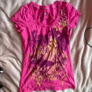 Jättesöt rosa t-shirt i storlek small, säljer för att den tyvärr inte kommer till användning. Perfekt nu till sommaren/våren! Skriv gärna vid frågor!💕
