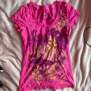 jätte söt t-shirt💕 - Jättesöt rosa t-shirt i storlek small, säljer för att den tyvärr inte kommer till användning. Perfekt nu till sommaren/våren! Skriv gärna vid frågor!💕