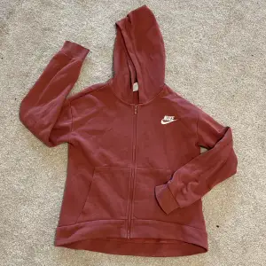 Vinröd Nike-hoodie i storlek 156-166, knappt använd häller👌