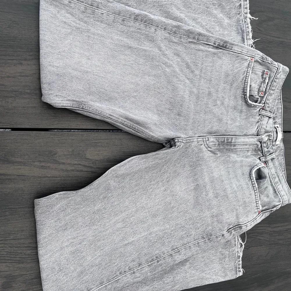 Ett par gråa jeans från Gina!! Dem är i väldigt bra skick och högmidjade!! Nypris ca 400 kr! Har detaljer av slitet och endast använda ca 3 ggr❤️. Jeans & Byxor.