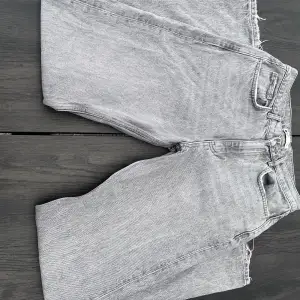 Ett par gråa jeans från Gina!! Dem är i väldigt bra skick och högmidjade!! Nypris ca 400 kr! Har detaljer av slitet och endast använda ca 3 ggr❤️