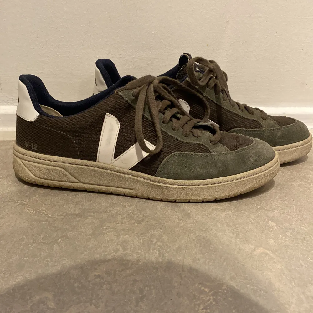 Säljer ett par sparsamt använda Veja v-12 sneakers i färgen olive/white. Nypris ligger på 1790 kr. Äkta mocka utan defekter och missfärgning. Storlek 43 Herr som mäter 28 cm innermått. Köpta på H10 i Visby. Pris kan diskuteras!. Skor.