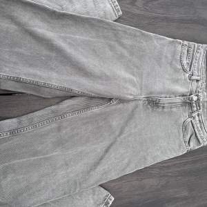Ett par olivgröna jeans!! Använda ett fåtal gånger!! Högmidjade och superfina!❤️ nypris över 600 kr