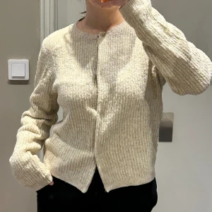 Glittrig kofta - Säljer denna guldglittriga koftan som tyvärr inte kommit till användning sedan jag köpte den. Superfin till ett par jeans eller över en klänning. 