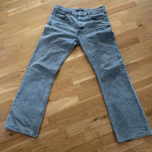 Hope rush jeans  - De ursprungliga gråa rush jeansen i grymt skick! Använt men väldigt bra, size 31 passar även lite större i midja, grym fit! 