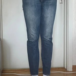 Säljer skinny jeans - Säljer skinny jeans i storlek 38/32.