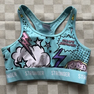 Stronger topp - Stronger sport bh med GRL power mönster