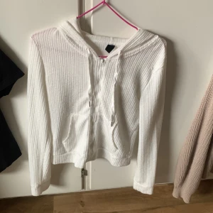 Tunn kofta  - Använd 2 gånger, otroligt skönt tyg 