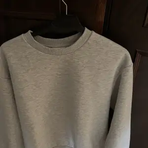  basic grå sweatshirt från Gina tricot. ❣️