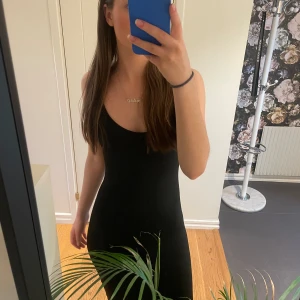 Långklänning  - Säljer denna jättefina men långklänningen! Storleken är XS men den passar även S också. Den är i helt nytt skick och har prislappen kvar men den kommer tyvärr inte till användning💕