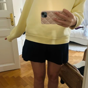 Minikjol - Stickad kjol/topp ifrån Zara, helt oanvänd, så sjukt snygg?!! Som man ser på bilderna funkar den som båda, så najs! 🥰