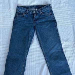 Blåa lågmidjade weekday jeans i modellen arrow 💙25/32. använda kanske 5 gånger, så är i nyskick! Skriv för mått eller andra frågor