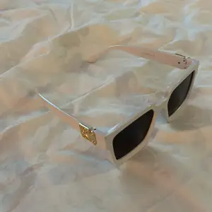 Väldigt coola vita solglasögon, köpt second hand 
