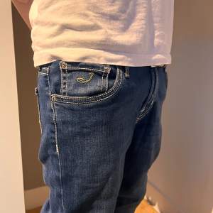 Tjena, säljer nu dessa svin feta Jacob Cohën jeans i storlek 29. Modellen är runt 175cm och väger runt 55-57. Ny pris på dessa är runt 5200kr mitt pris endast 1099kr.