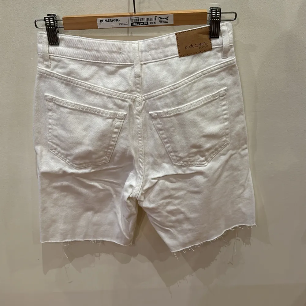 Säljer ett par vita jeans shorts från ginatricot i storlek 32.. Shorts.