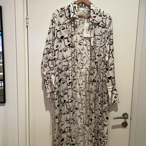 Lång skjortklänning i härlig kvalitet från In Wear - Helt ny och oanvänd klänning.