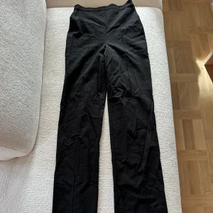 Kostymbyxor med Pressveck - Svart kostymbyxor med pressveck från Nelly. Inte vanlig traditionell kostymbyxa utan med ”leggingsstyle” så snyggt! 🙏🏼 Sällan använda!