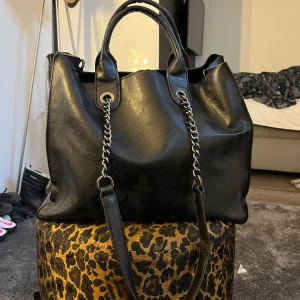 skinn väska  - super snygg skinnväska som knappt är använd. stor och rymlig. 