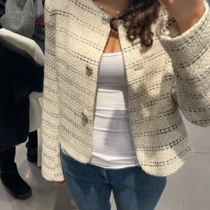 kappa från zara - säljer denna kappa/ blazer från zara. endast använd en gång men tycker inte den passar mig så bra. nypris 700kr