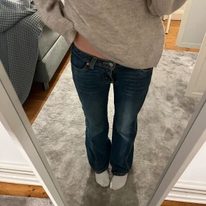 Levis jeans - Levis jeans! Storlek 26, brukar ha 32-34💕 Säljer då dom inte kommer till användning. Dom är bootcut och lågmidiade. Hör av er vid fler bilder eller intresse!!💕 Ny pris över 1200kr. Pris kan såklart diskuteras