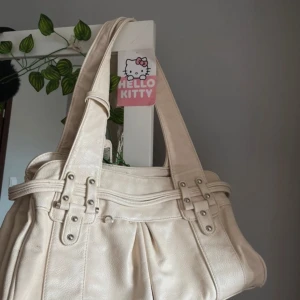 Y2K väska - Köpt second hand på vinted, men gick ej att skicka tillbaka. Har fläckar se bild 3-5 💗