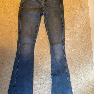 Dr denim jeans i strl 34, helt oanvända, mid waist.