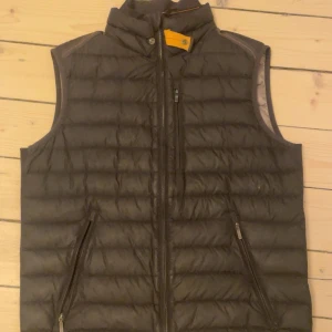 Parajumper väst - Parajumper väst i använt skick, storlek small 