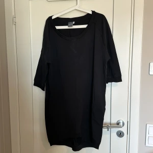 Klänning-house of lola - Fint skick men man märker att den är använd, svart bekväm klänning från house of lola.  Djur finns i hemmet!!!