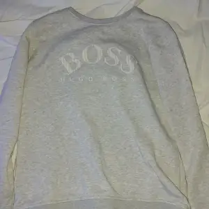 Säljer en Hugo Boss tröja eftersom att storleken blev fel, skick 10/10 aldrig använd bara provad