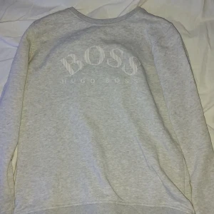 Hugo Boss tröja - Säljer en Hugo Boss tröja eftersom att storleken blev fel, skick 10/10 aldrig använd bara provad