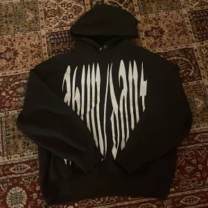 Abundant Hoodie - En svart abundant hoodie som jag säljer pga att den är lite för stor! Men den är bara använd cirka 5 gånger så den är rätt bra skick, skriv om du har några frågor !!Pris kan diskuteras!!