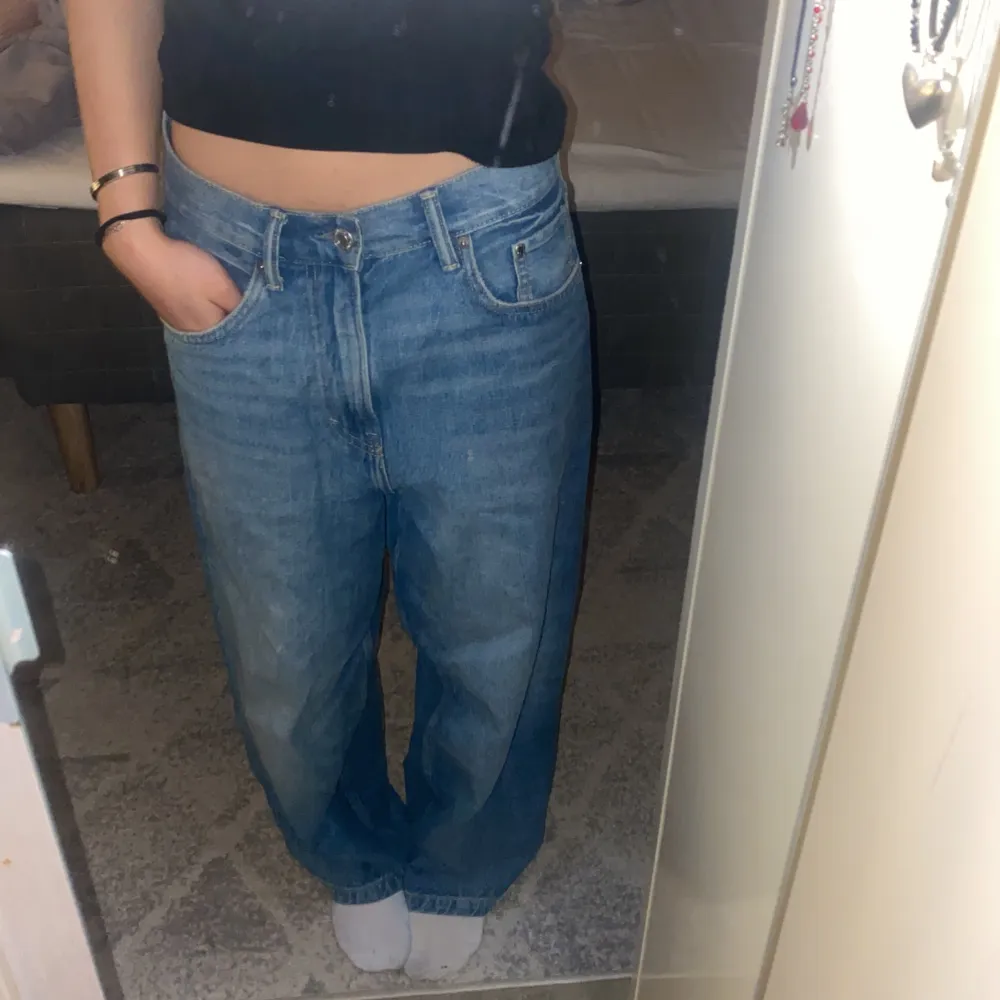 är 163 cm lång, 40 midjemått och dem sitter väldigt baggy. köpta för 500. Jeans & Byxor.