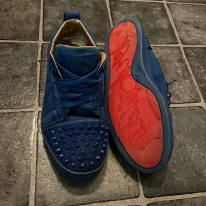 Louboutins  - Cond 7/10 strlk 43 Lite slitna Hör av er om ni har några frågor. 