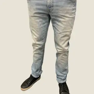 Ett par mycket fina jeans från Crocker i en ljusblå färg. Produkten är använd men i mycket fint skick. Storlek 29/32. Modellen på bilden är 182cm. Ställ gärna frågor vida funderingar!