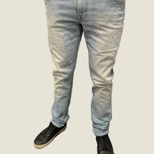 Crocker jeans  - Ett par mycket fina jeans från Crocker i en ljusblå färg. Produkten är använd men i mycket fint skick. Storlek 29/32. Modellen på bilden är 182cm. Ställ gärna frågor vida funderingar!