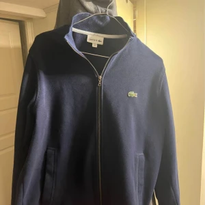 Lacoste mörkblå zip - Lacoste zip storlek M. Passar inte mig  Pris kan diskuteras 