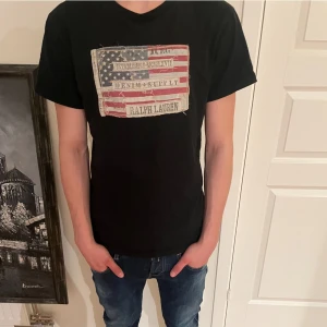 Ralph lauren T-shirt - Tjenare! Säljer nu av denna mycket trendiga T-shirten från märket Ralph lauren ”denim supply”. Storlek:S Skick:8/10 Pris:300