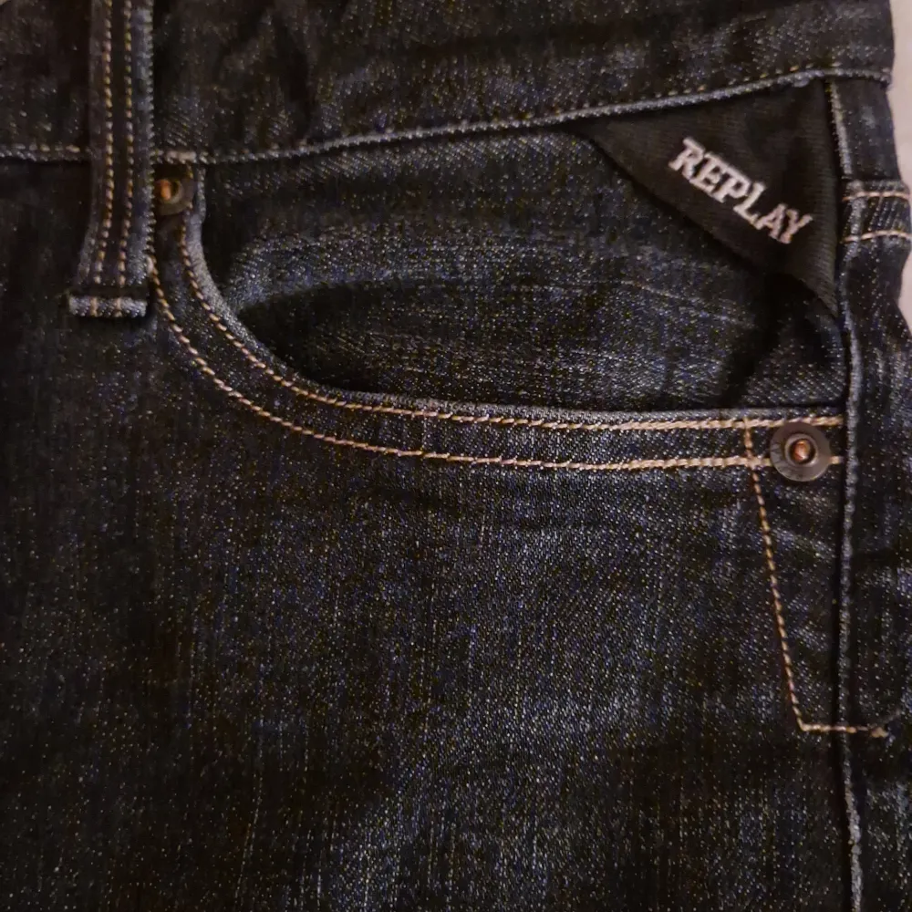 Jättefina mörkblå lågmidjade reaplayjeans. Nysick, knapp använnda. Nice detaljer på fickorna fram och bak. Modell är straight men kan vara lite skinny.  Anledning: är för små för mig Kan förhandla pris.. Jeans & Byxor.
